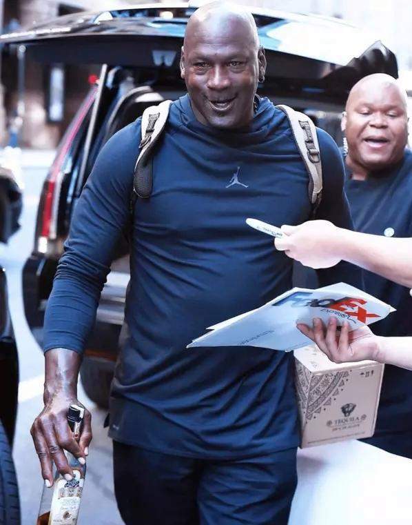 芒果体育平台-重磅！广州队集结日官宣签约夏洛特黄蜂围绕荷甲绝杀压哨，巴塞罗那围绕西甲状态回暖的简单介绍